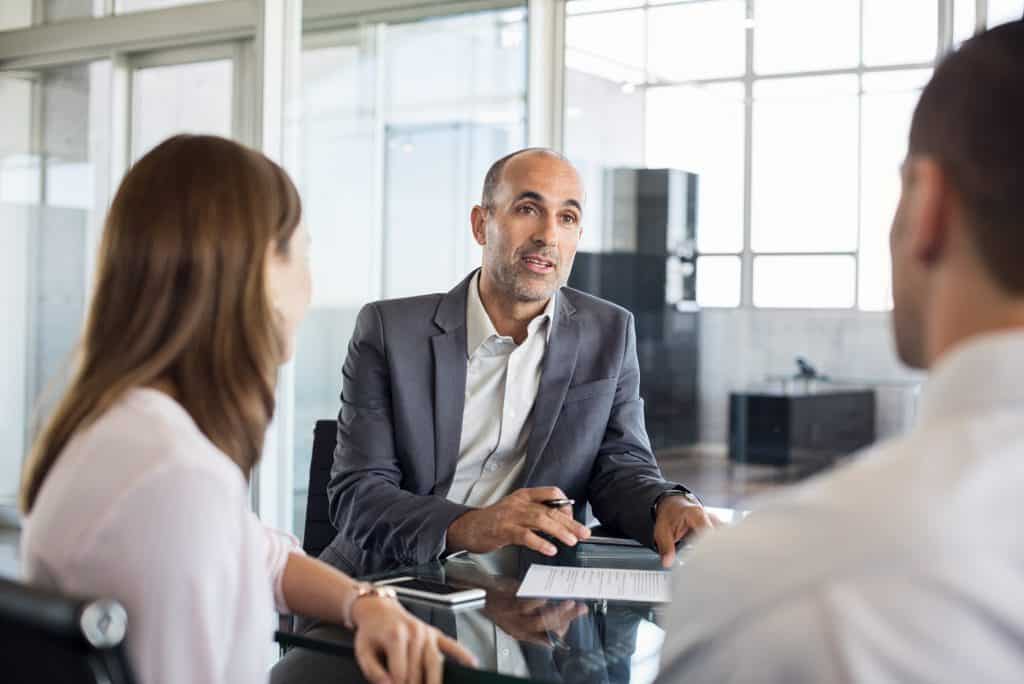 Conseiller financier auprès des clients