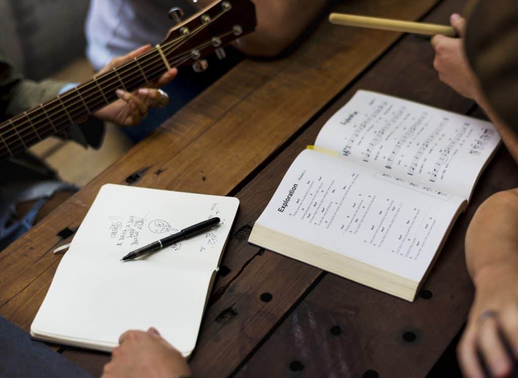 Un grupo de amigos juntos para el ensayo