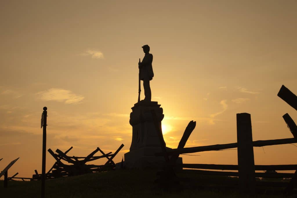 Silhueta de soldado da guerra civil na pista sangrenta no campo de batalha nacional de Antietam